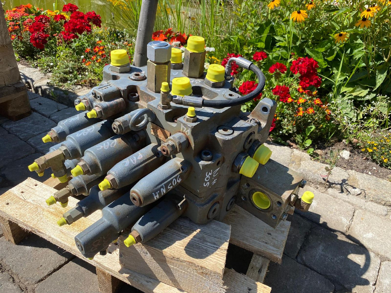 Holland E 305 - Valve hydraulique pour Engins de chantier: photos 2 Holland E 305 - Valve hydraulique pour Engins de chantier: photos 2