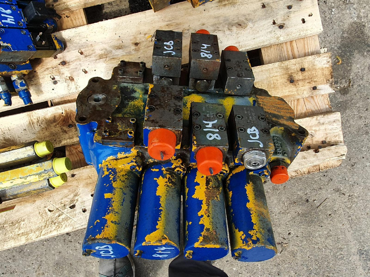 JCB 814 - Valve hydraulique pour Engins de chantier: photos 4 JCB 814 - Valve hydraulique pour Engins de chantier: photos 4