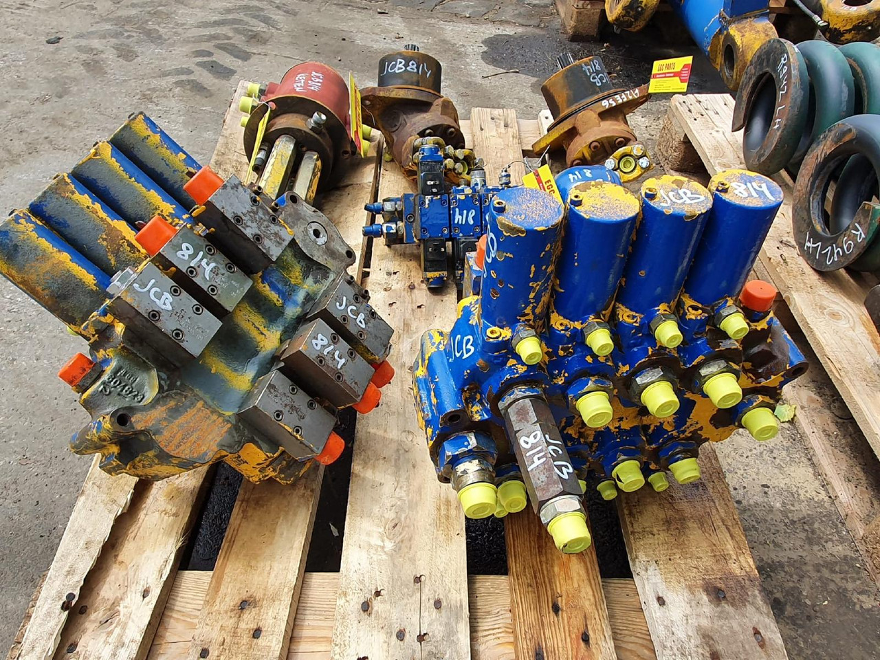 JCB 814 - Valve hydraulique pour Engins de chantier: photos 1 JCB 814 - Valve hydraulique pour Engins de chantier: photos 1