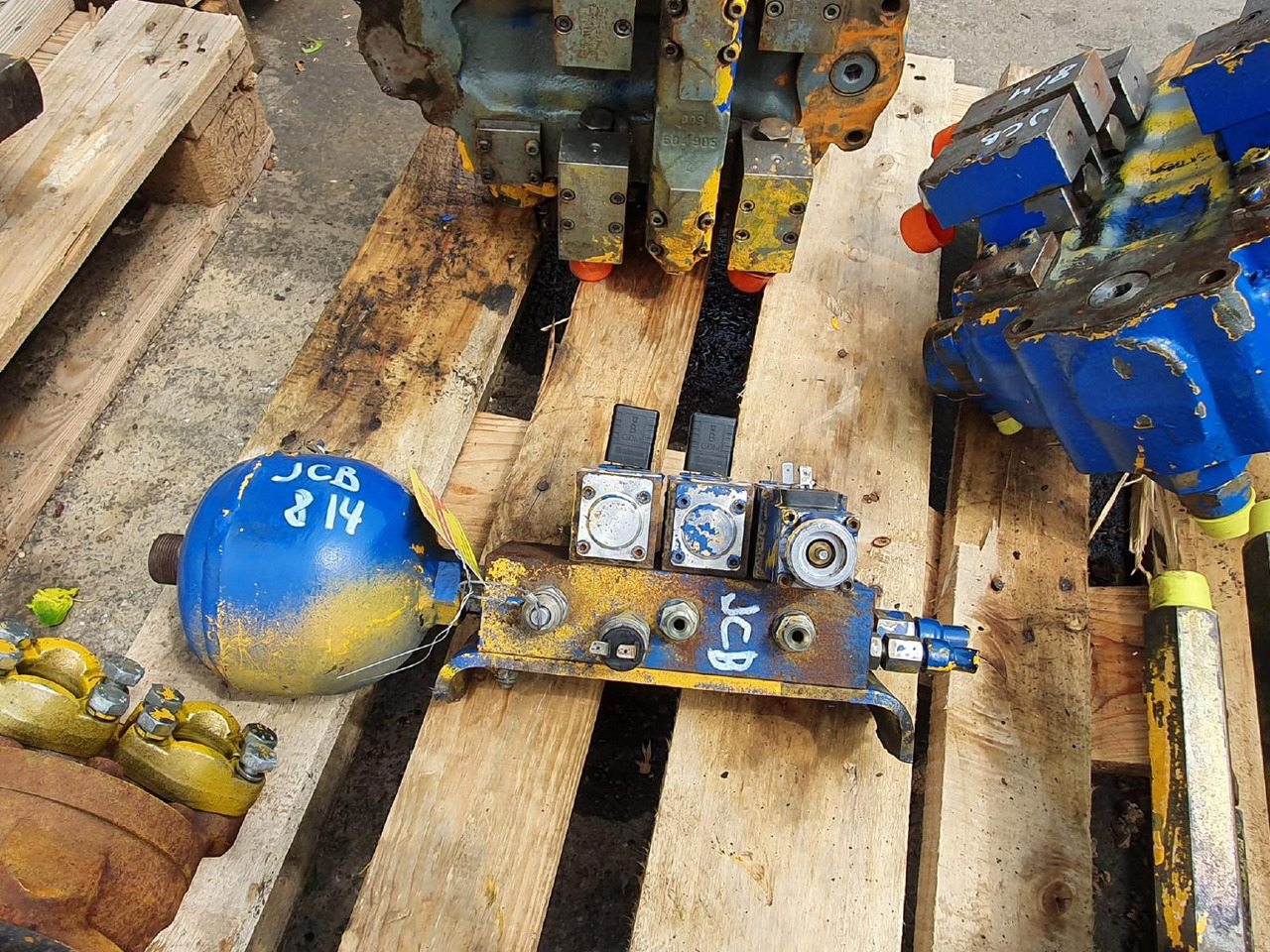 JCB 814 - Valve hydraulique pour Engins de chantier: photos 2 JCB 814 - Valve hydraulique pour Engins de chantier: photos 2