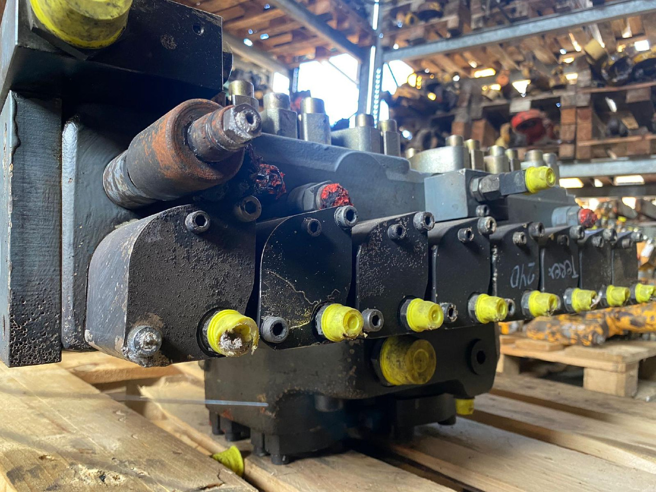 Terex TC 240 LC - Valve hydraulique pour Engins de chantier: photos 2 Terex TC 240 LC - Valve hydraulique pour Engins de chantier: photos 2