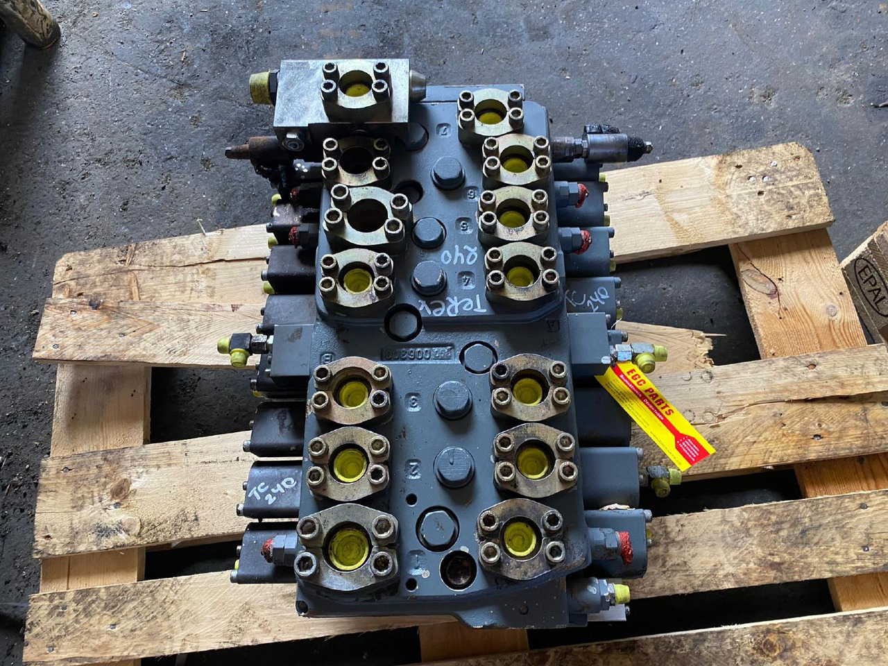 Terex TC 240 LC - Valve hydraulique pour Engins de chantier: photos 1 Terex TC 240 LC - Valve hydraulique pour Engins de chantier: photos 1