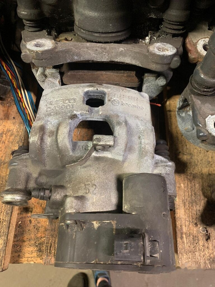 Brembo elektryczne D43901 Iveco Daily prawy, lewy, tył 2019- D43901 - Étrier de frein pour Camion: photos 4 Brembo elektryczne D43901 Iveco Daily prawy, lewy, tył 2019- D43901 - Étrier de frein pour Camion: photos 4