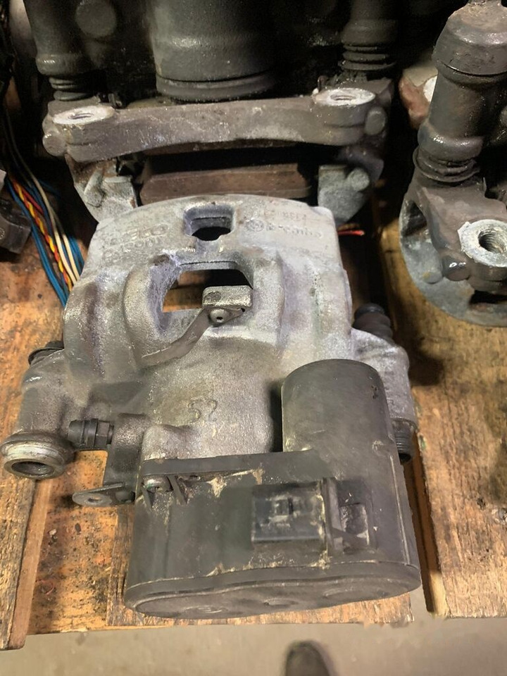 Brembo elektryczne D43901 Iveco Daily prawy, lewy, tył 2019- D43901 - Étrier de frein pour Camion: photos 5 Brembo elektryczne D43901 Iveco Daily prawy, lewy, tył 2019- D43901 - Étrier de frein pour Camion: photos 5