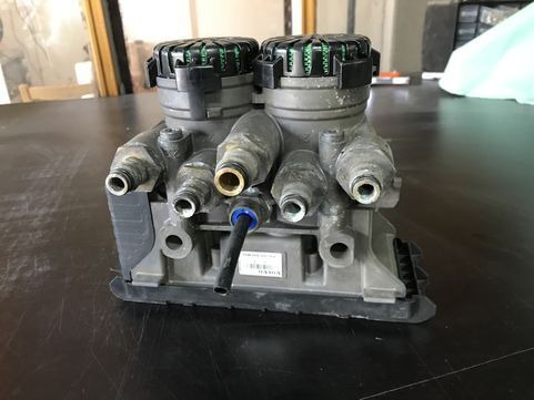 Knorr-Bremse oryginał demontaż 21114975 Volvo FH4 truck - Valve de frein pour Camion: photos 1 Knorr-Bremse oryginał demontaż 21114975 Volvo FH4 truck - Valve de frein pour Camion: photos 1