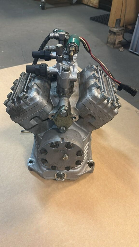 Sprężarka kompresor klimatyzacji Bock Eberspacher FKX40/470K 8862010000407 - Compresseur de climatisation pour Camion: photos 2 Sprężarka kompresor klimatyzacji Bock Eberspacher FKX40/470K 8862010000407 - Compresseur de climatisation pour Camion: photos 2