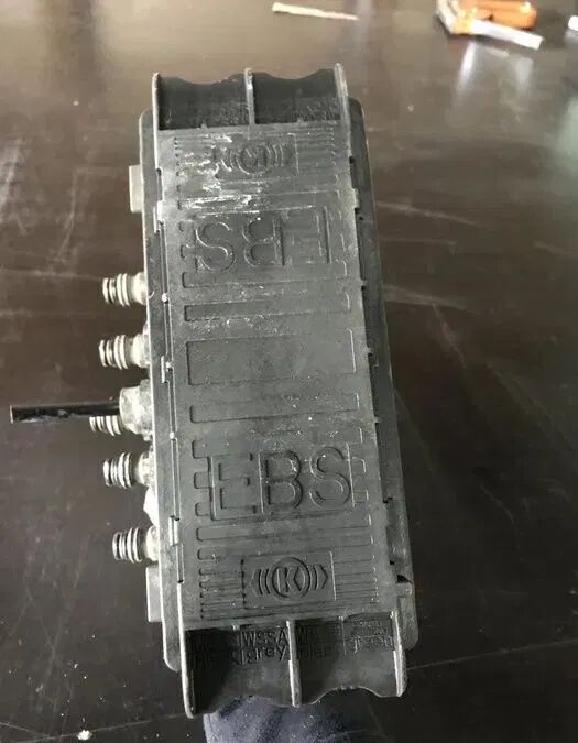 Volvo FH 4 Demontaż K029247 Volvo FH 4 Demontaż K029247 truck - Valve de frein pour Camion: photos 3 Volvo FH 4 Demontaż K029247 Volvo FH 4 Demontaż K029247 truck - Valve de frein pour Camion: photos 3