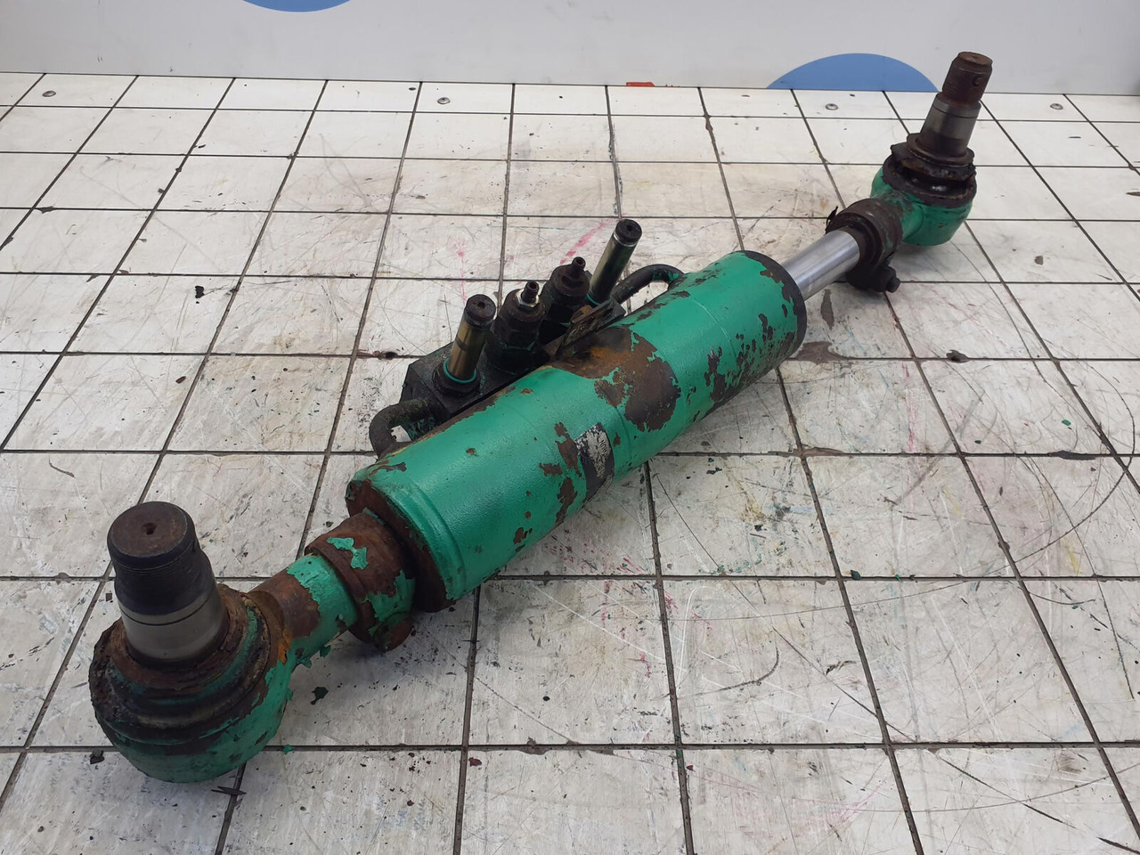 FAUN ATF 60-3 axle 3 steering lock cylinder left side - Vérin hydraulique pour Grue mobile: photos 4 FAUN ATF 60-3 axle 3 steering lock cylinder left side - Vérin hydraulique pour Grue mobile: photos 4