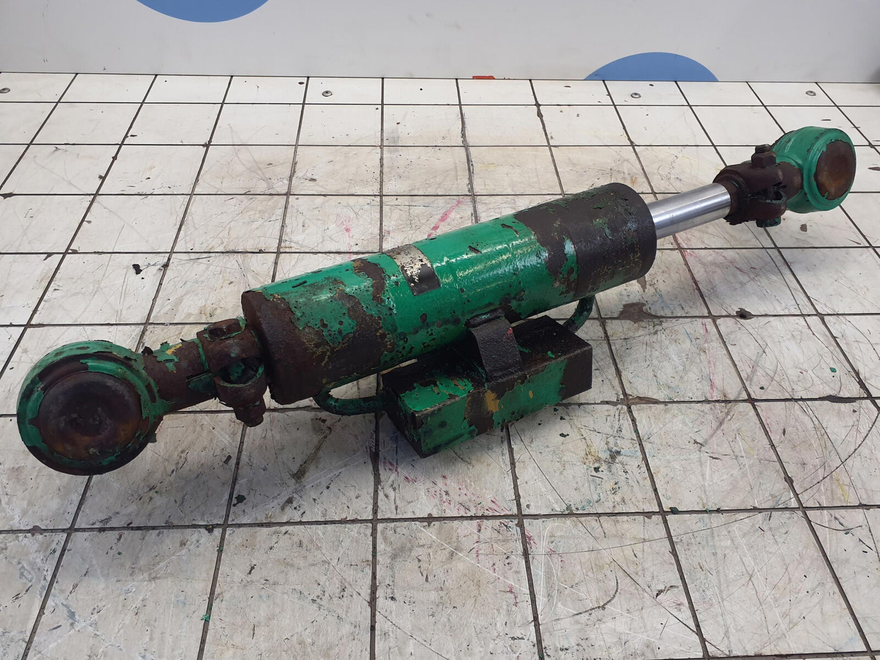 FAUN ATF 60-3 axle 3 steering lock cylinder left side - Vérin hydraulique pour Grue mobile: photos 5 FAUN ATF 60-3 axle 3 steering lock cylinder left side - Vérin hydraulique pour Grue mobile: photos 5