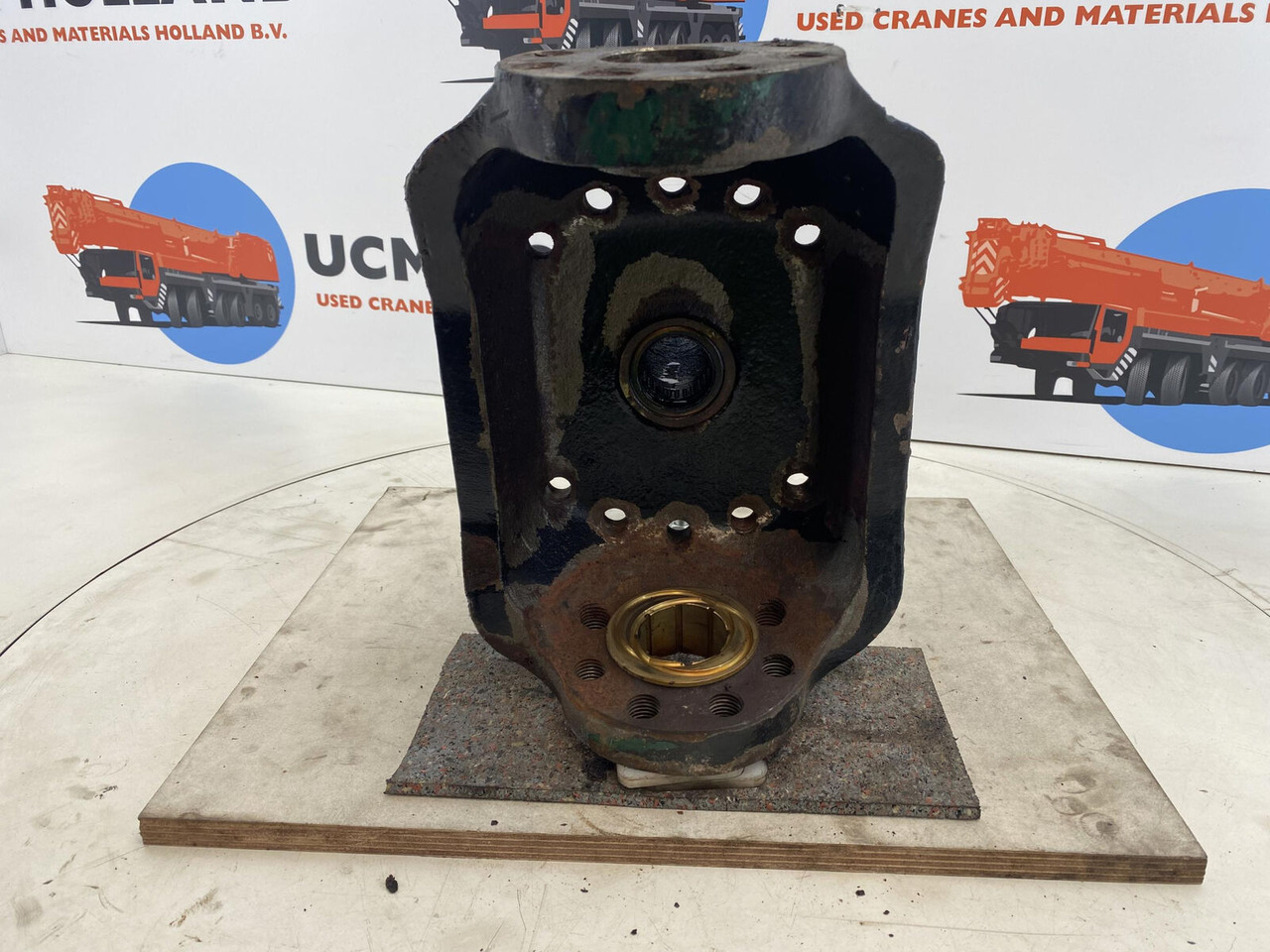FAUN Faun ATF 30 Steering knuckle 16 holes axle 1 - Fusée d'essieu pour Grue mobile: photos 5 FAUN Faun ATF 30 Steering knuckle 16 holes axle 1 - Fusée d'essieu pour Grue mobile: photos 5