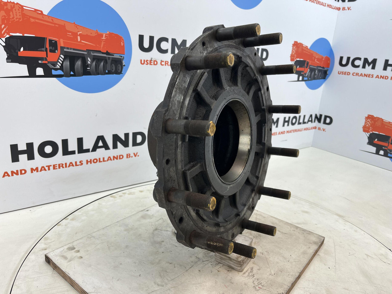 Grove GMK 3050 Megatrak wheel hub - Moyeu pour Grue: photos 2 Grove GMK 3050 Megatrak wheel hub - Moyeu pour Grue: photos 2