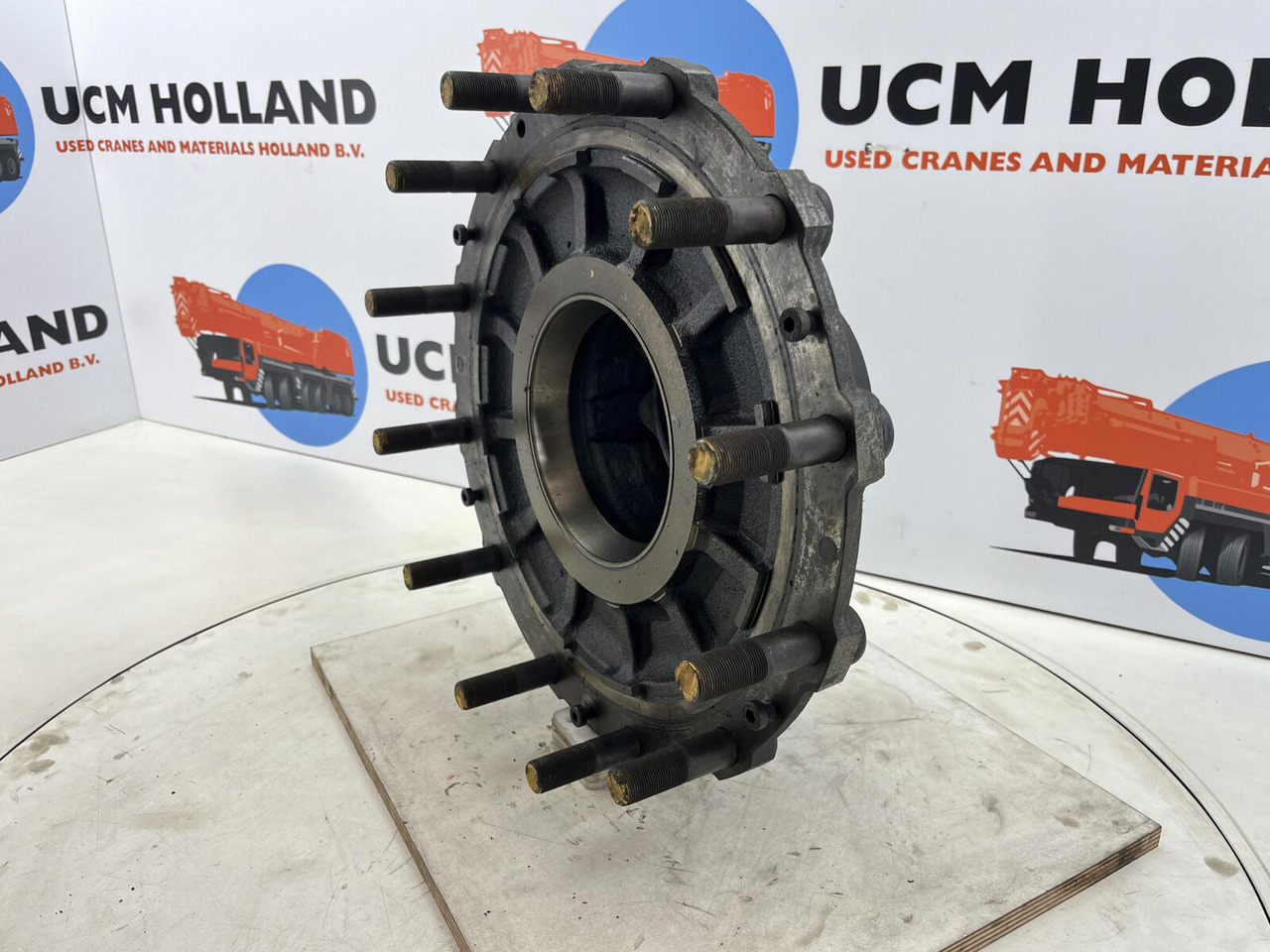 Grove GMK 3050 Megatrak wheel hub - Moyeu pour Grue: photos 1 Grove GMK 3050 Megatrak wheel hub - Moyeu pour Grue: photos 1