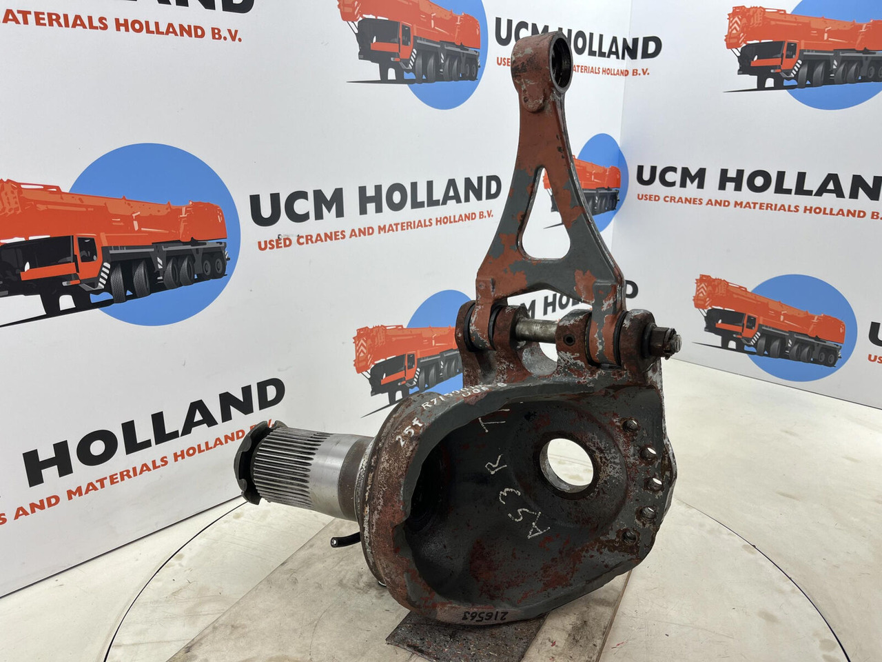 Grove GMK 3055 Steering knuckle 16 holes axle 3 right - Fusée d'essieu pour Grue: photos 4 Grove GMK 3055 Steering knuckle 16 holes axle 3 right - Fusée d'essieu pour Grue: photos 4