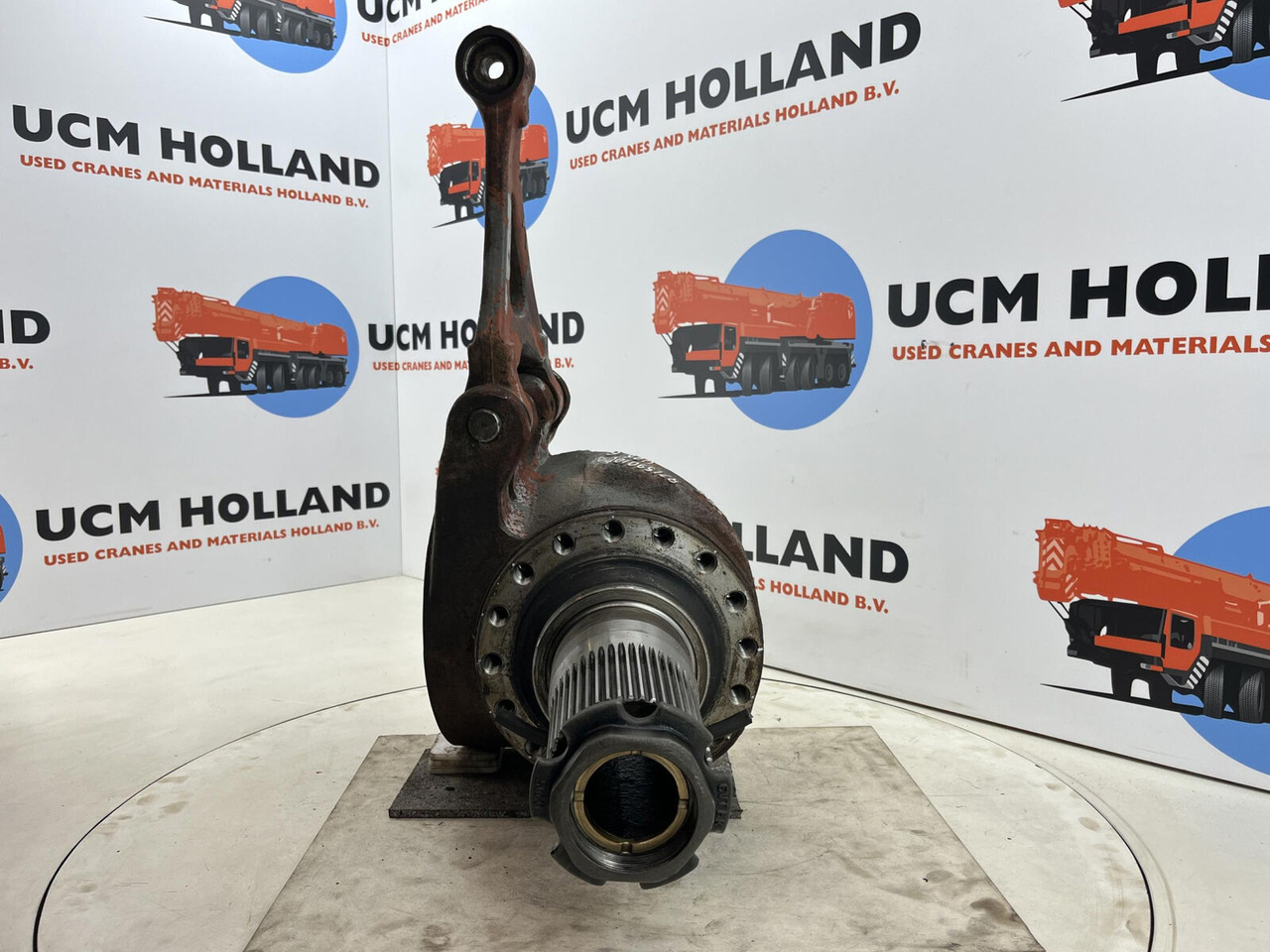 Grove GMK 3055 Steering knuckle 16 holes axle 3 right - Fusée d'essieu pour Grue: photos 2 Grove GMK 3055 Steering knuckle 16 holes axle 3 right - Fusée d'essieu pour Grue: photos 2