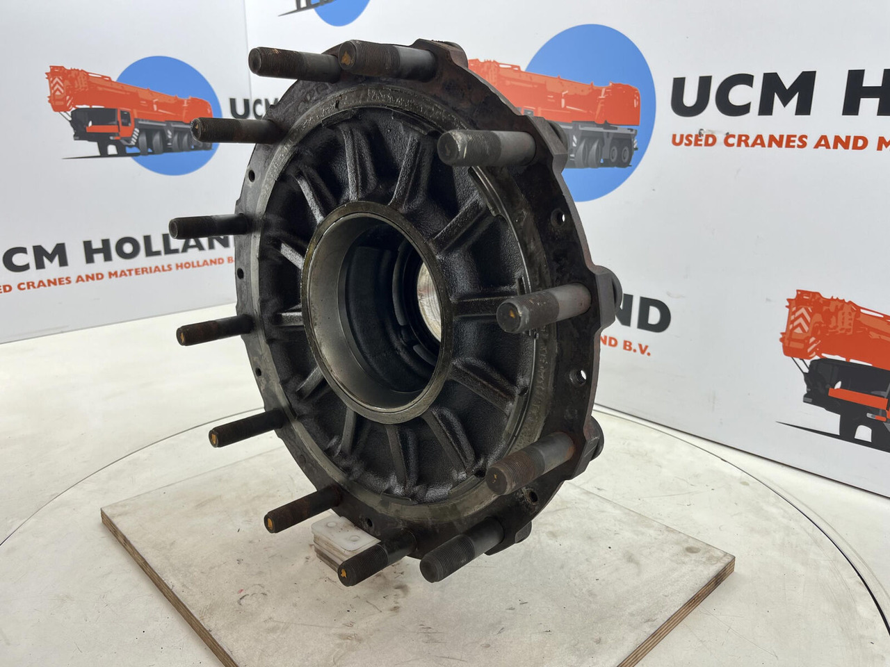 Grove GMK Megatrak wheel hub - Moyeu pour Grue: photos 1 Grove GMK Megatrak wheel hub - Moyeu pour Grue: photos 1