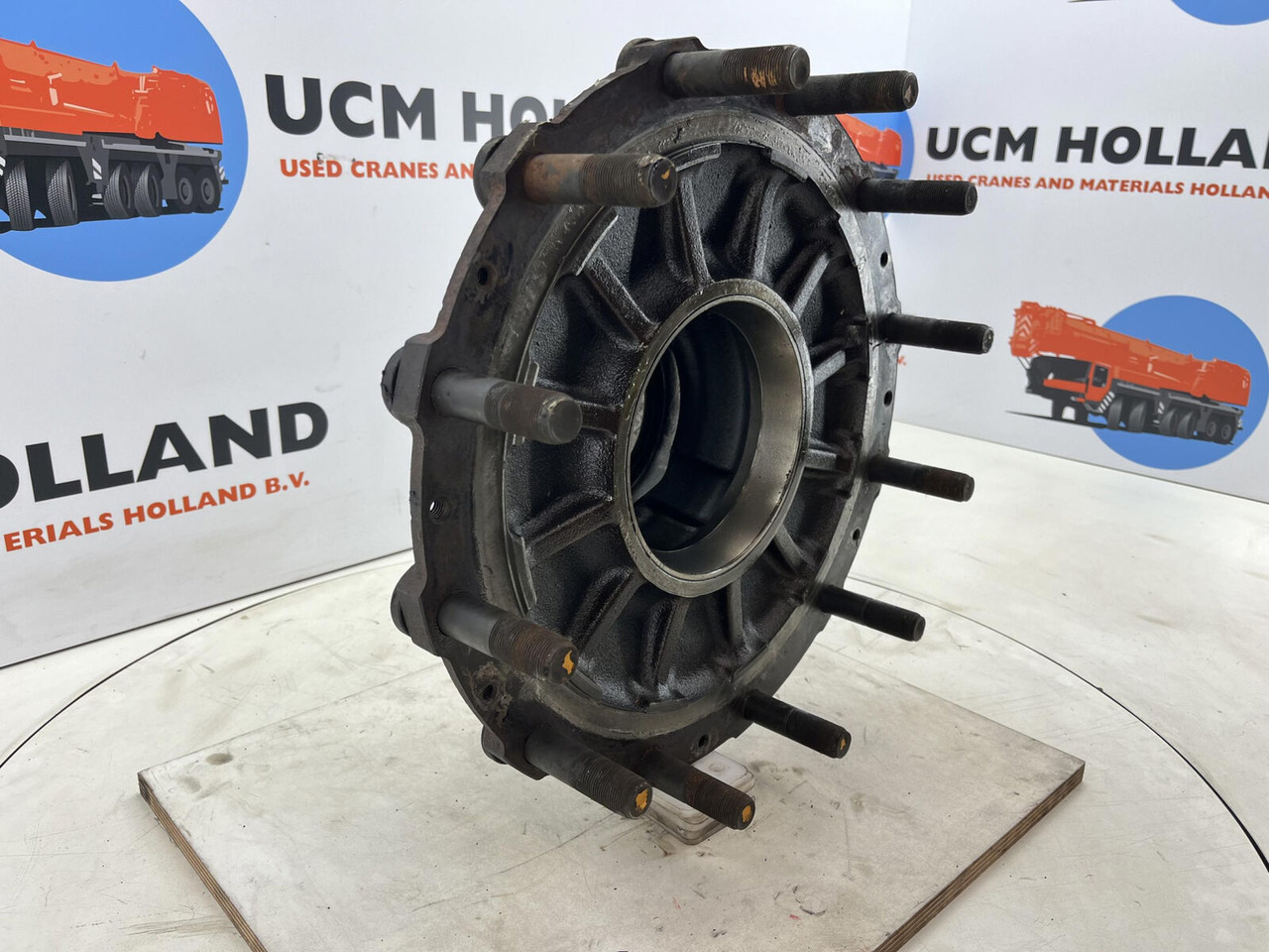 Grove GMK Megatrak wheel hub - Moyeu pour Grue: photos 2 Grove GMK Megatrak wheel hub - Moyeu pour Grue: photos 2