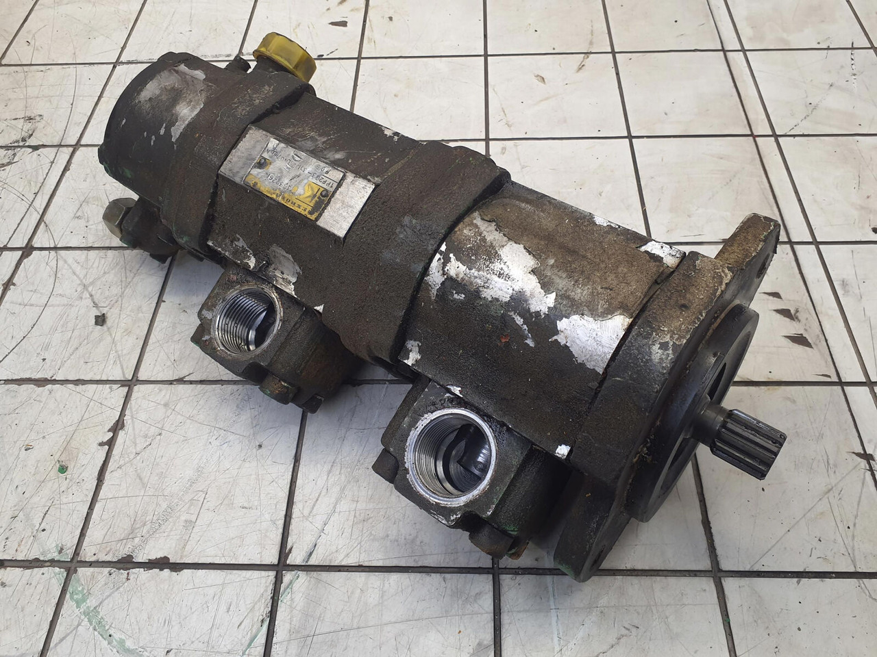 Krupp KMK 5100 3 way gear pump - Pompe hydraulique pour Grue mobile: photos 4 Krupp KMK 5100 3 way gear pump - Pompe hydraulique pour Grue mobile: photos 4