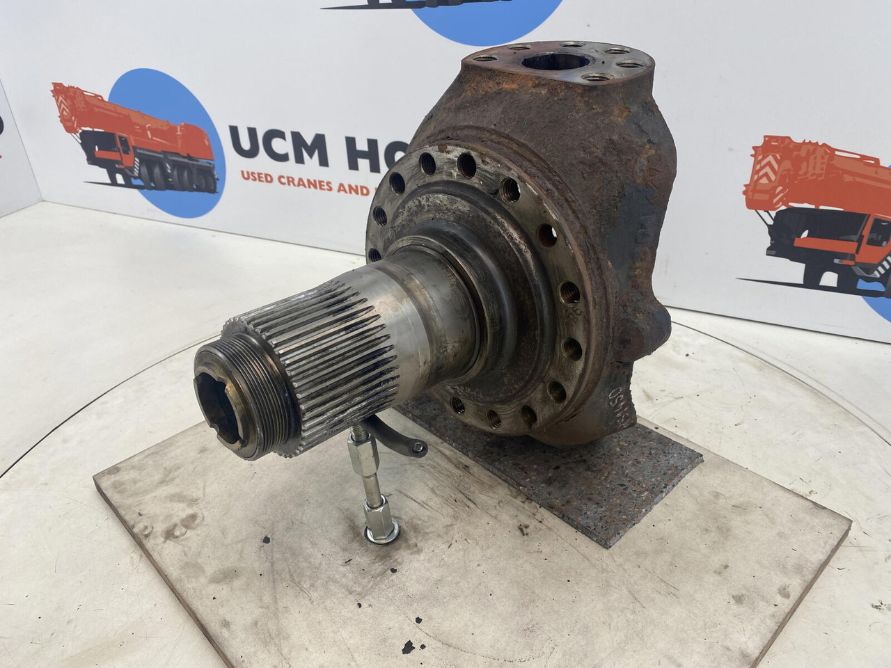 Liebherr LTM 1025 Steering knuckle 16 holes axle 1 - Fusée d'essieu pour Grue mobile: photos 1 Liebherr LTM 1025 Steering knuckle 16 holes axle 1 - Fusée d'essieu pour Grue mobile: photos 1