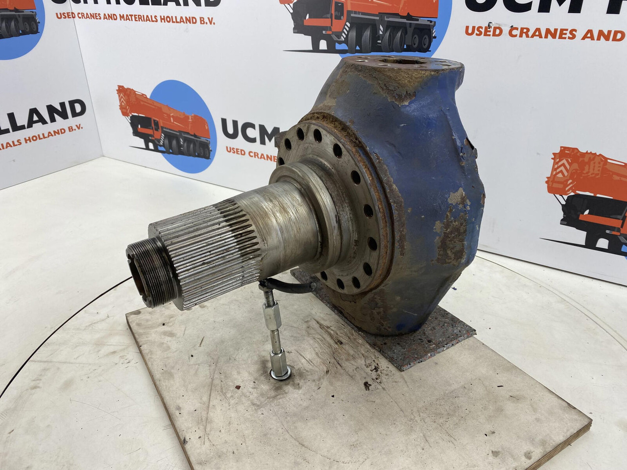 Liebherr LTM 1030-2 Steering knuckle 16 holes axle 2 - Fusée d'essieu pour Grue mobile: photos 1 Liebherr LTM 1030-2 Steering knuckle 16 holes axle 2 - Fusée d'essieu pour Grue mobile: photos 1
