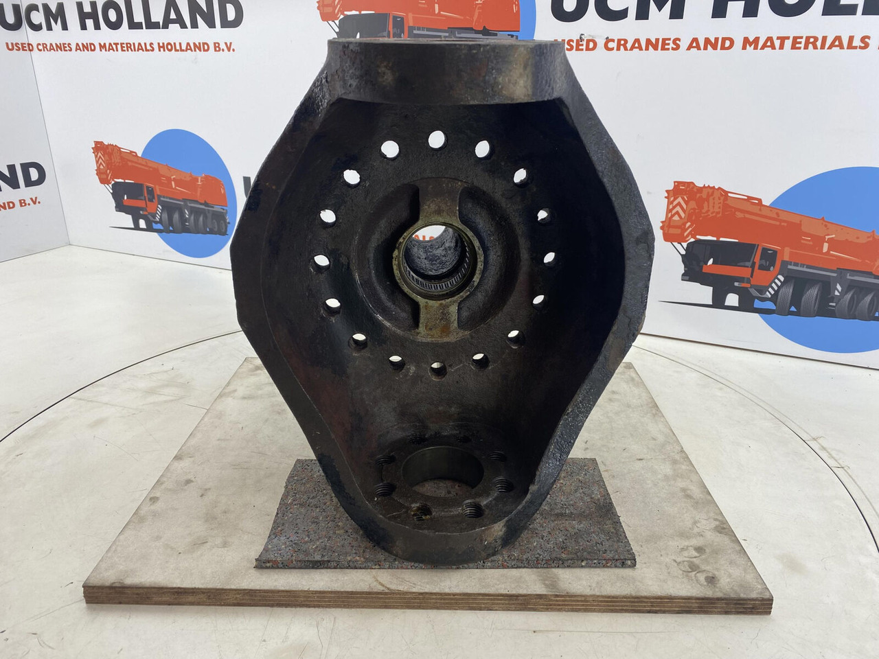 Liebherr LTM 1035 Steering knuckle 16 holes axle 1 - Fusée d'essieu pour Grue mobile: photos 5 Liebherr LTM 1035 Steering knuckle 16 holes axle 1 - Fusée d'essieu pour Grue mobile: photos 5