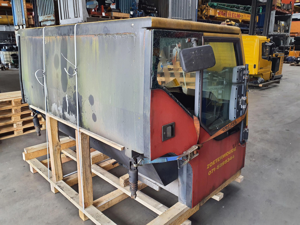 Liebherr LTM 1060-2 drivers cabin - Cabine pour Grue: photos 3 Liebherr LTM 1060-2 drivers cabin - Cabine pour Grue: photos 3