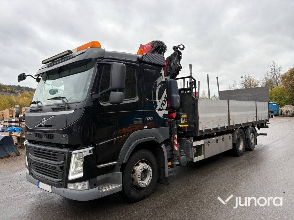 Camion plateau, Camion grue Lastbil med kran - Volvo FM 370 FASSI F155: photos 1