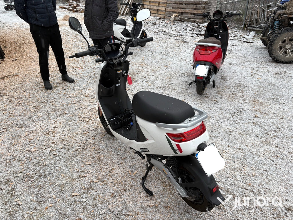 Moped - LVNENG S4-W - Motocyclette: photos 3 Moped - LVNENG S4-W - Motocyclette: photos 3