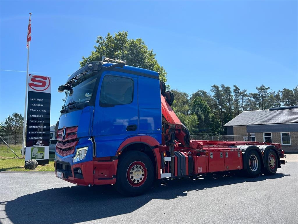 Mercedes-Benz Antos 2545 - HMF 1520K-RCkran - Camion multibenne: photos 1 Mercedes-Benz Antos 2545 - HMF 1520K-RCkran - Camion multibenne: photos 1