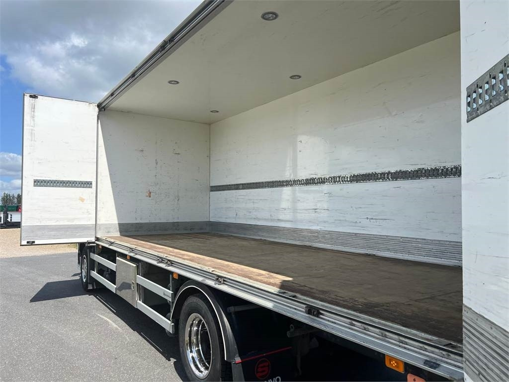 Volvo FM330 - Camion fourgon: photos 4 Volvo FM330 - Camion fourgon: photos 4