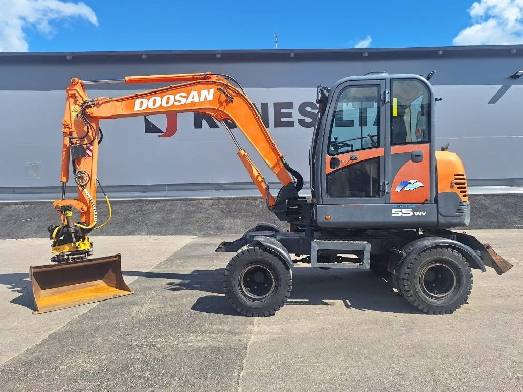 Doosan S55W PYÖRITTÄJÄLLÄ - Pelle sur pneus: photos 1 Doosan S55W PYÖRITTÄJÄLLÄ - Pelle sur pneus: photos 1