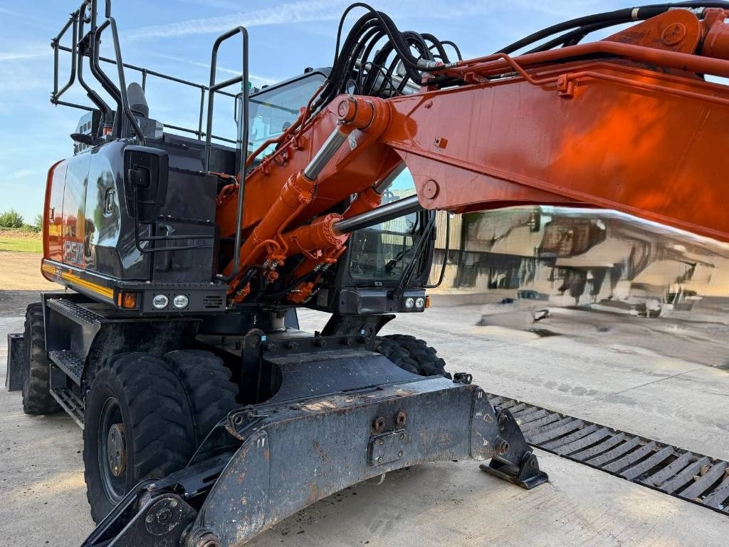 Hitachi ZX 135 W-7 - Pelle sur pneus: photos 5 Hitachi ZX 135 W-7 - Pelle sur pneus: photos 5
