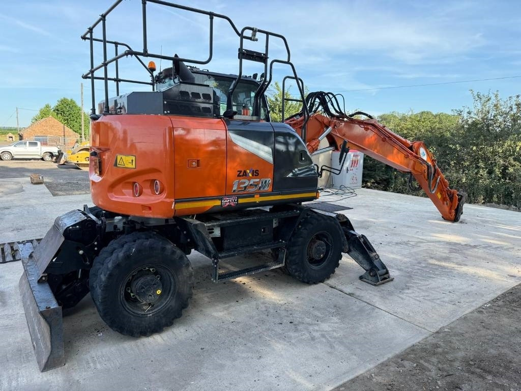 Hitachi ZX 135 W-7 - Pelle sur pneus: photos 3 Hitachi ZX 135 W-7 - Pelle sur pneus: photos 3