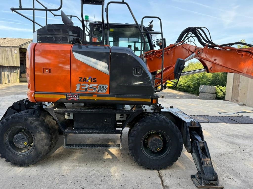 Hitachi ZX 135 W-7 - Pelle sur pneus: photos 4 Hitachi ZX 135 W-7 - Pelle sur pneus: photos 4