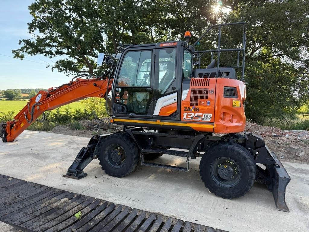 Hitachi ZX 135 W-7 - Pelle sur pneus: photos 1 Hitachi ZX 135 W-7 - Pelle sur pneus: photos 1
