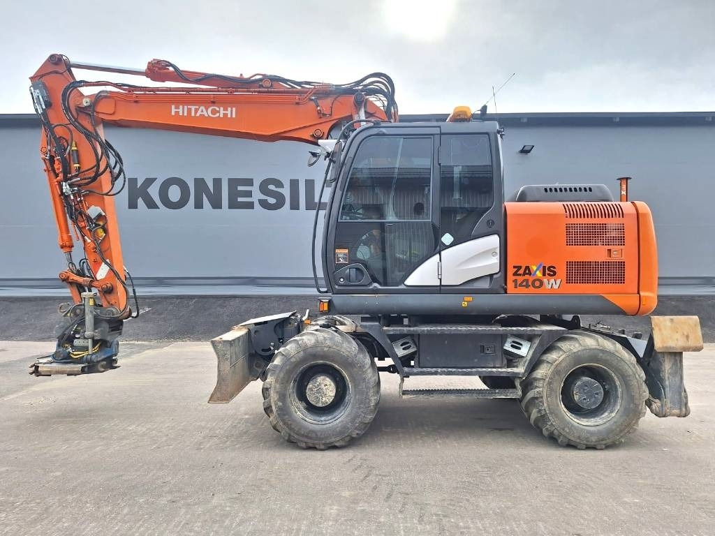 Hitachi ZX140W-5 HUIPPUVARUSTEET - Pelle sur pneus: photos 1 Hitachi ZX140W-5 HUIPPUVARUSTEET - Pelle sur pneus: photos 1