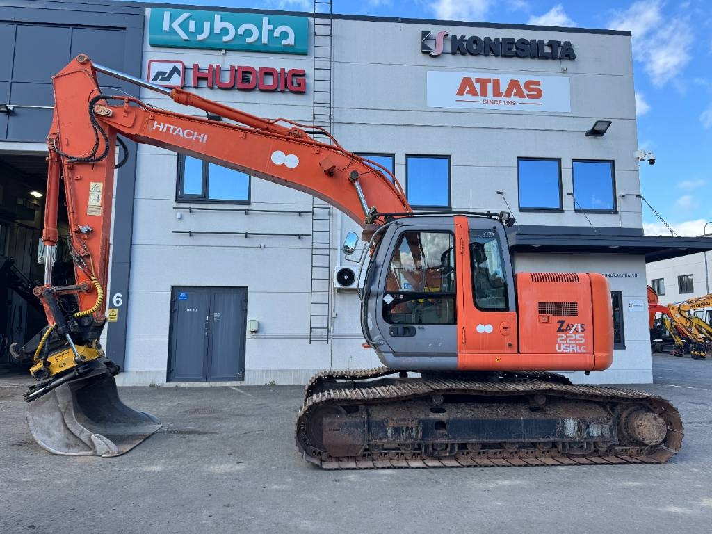 Hitachi ZX225USR PYÖRITTÄJÄLLÄ - Pelle sur chenille: photos 1 Hitachi ZX225USR PYÖRITTÄJÄLLÄ - Pelle sur chenille: photos 1