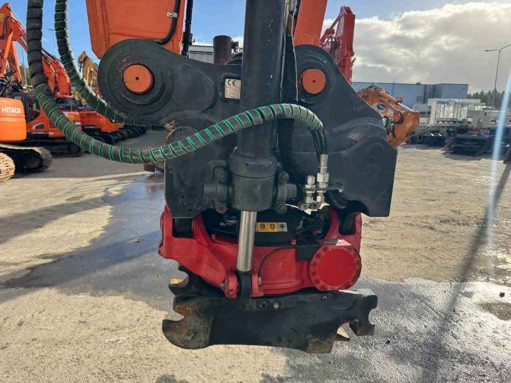 Hitachi ZX225USRLC-6 PYÖRITTÄJÄ, 3D-LAITTEET - Pelle sur chenille: photos 5 Hitachi ZX225USRLC-6 PYÖRITTÄJÄ, 3D-LAITTEET - Pelle sur chenille: photos 5