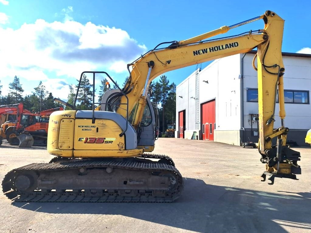 New Holland MYYTY! SOLD! E135SRLC PYÖRITTÄJÄLLÄ - Pelle sur chenille: photos 3 New Holland MYYTY! SOLD! E135SRLC PYÖRITTÄJÄLLÄ - Pelle sur chenille: photos 3