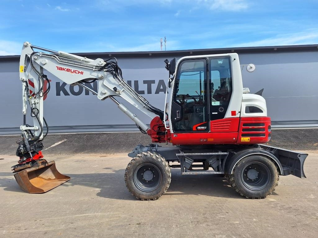 Takeuchi TB295W KÄRRY, PYÖRITTÄJÄ, 5-KAUHAA - Pelle sur pneus: photos 1 Takeuchi TB295W KÄRRY, PYÖRITTÄJÄ, 5-KAUHAA - Pelle sur pneus: photos 1