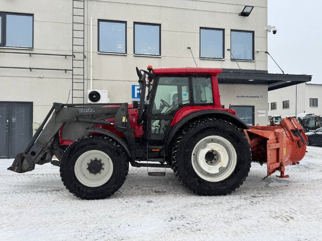 Valtra MYYTY! SOLD! M130 ETUKUORMAAJALLA - Tracteur agricole: photos 1 Valtra MYYTY! SOLD! M130 ETUKUORMAAJALLA - Tracteur agricole: photos 1