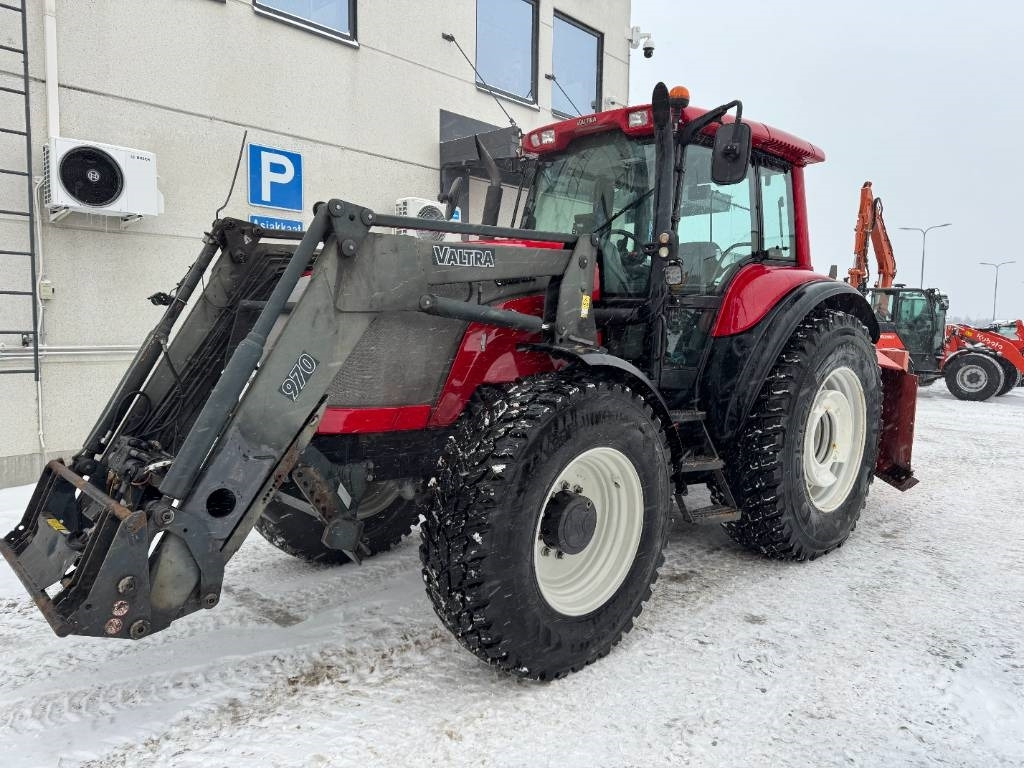 Valtra MYYTY! SOLD! M130 ETUKUORMAAJALLA - Tracteur agricole: photos 2 Valtra MYYTY! SOLD! M130 ETUKUORMAAJALLA - Tracteur agricole: photos 2