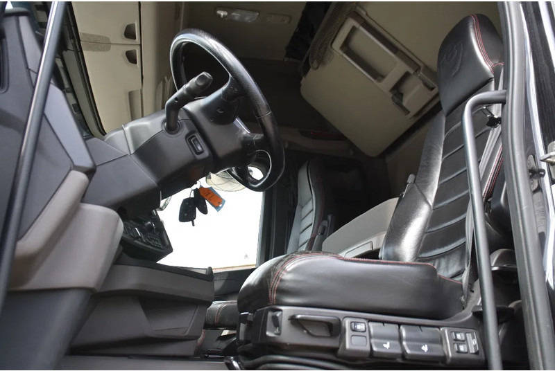 Scania R520 V8 NGS 6x2/4 - 701 TKM - NAVI - LEATHER SEATS - ALCOA'S - LED LIGHTS - TOP CONDITION - - Tracteur routier: photos 4 Scania R520 V8 NGS 6x2/4 - 701 TKM - NAVI - LEATHER SEATS - ALCOA'S - LED LIGHTS - TOP CONDITION - - Tracteur routier: photos 4