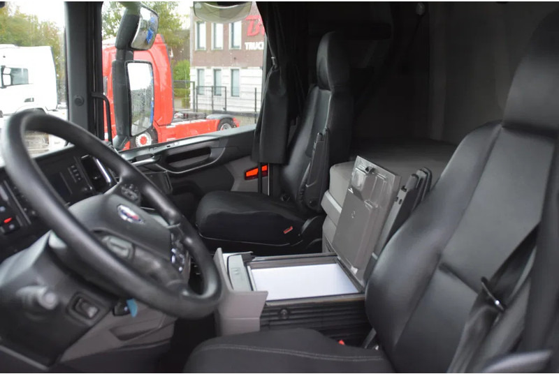 Scania S410 NGS 4x2EB MEGA 95 cm or 103 cm driving height - RETARDER - 773 TKM - FULL AIR - PARK. AIRCO - LEATHER SEATS - 2 x FUEL TANK - Tracteur routier: photos 5 Scania S410 NGS 4x2EB MEGA 95 cm or 103 cm driving height - RETARDER - 773 TKM - FULL AIR - PARK. AIRCO - LEATHER SEATS - 2 x FUEL TANK - Tracteur routier: photos 5