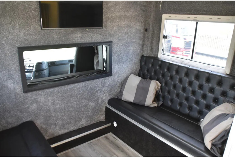 Volvo FM 380 4x2 - EURO 3 - 755 TKM - SPECIAL INTERIOR - LIVING - TV - DOUCHE - TOILET - ELEVATOR - GOOD CONDITION - - Camion fourgon: photos 5 Volvo FM 380 4x2 - EURO 3 - 755 TKM - SPECIAL INTERIOR - LIVING - TV - DOUCHE - TOILET - ELEVATOR - GOOD CONDITION - - Camion fourgon: photos 5