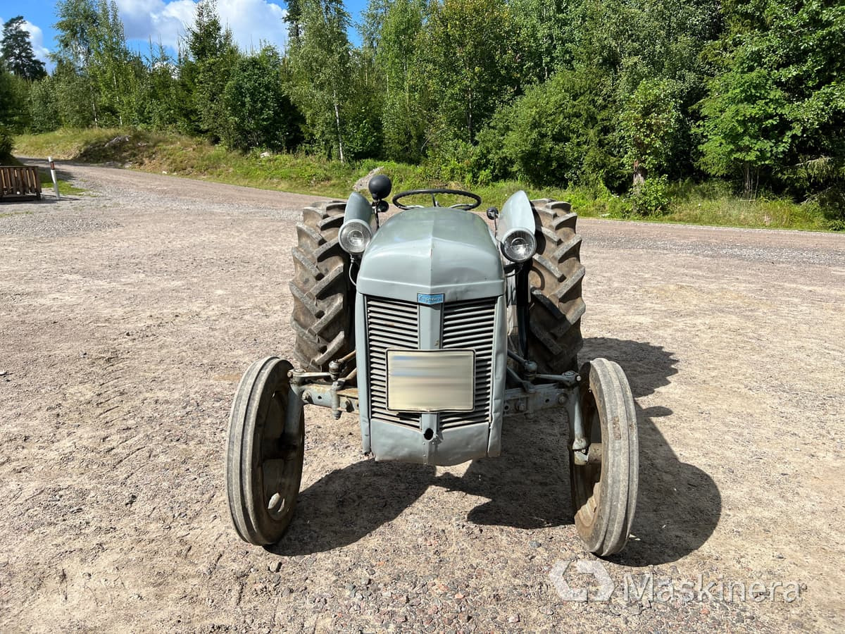 Ferguson TEA 20B Traktor Ferguson Grålle TEA 20B - Tracteur agricole: photos 2 Ferguson TEA 20B Traktor Ferguson Grålle TEA 20B - Tracteur agricole: photos 2