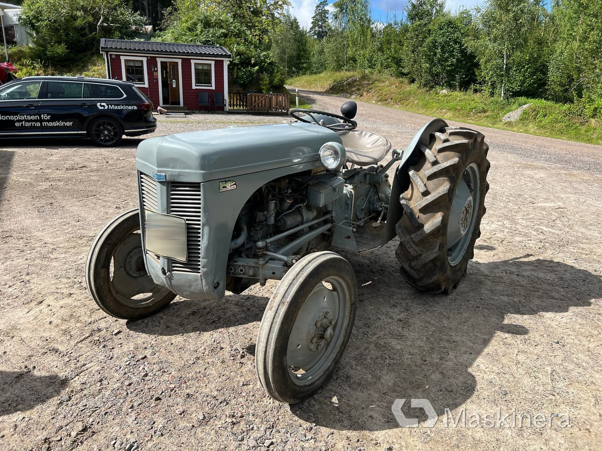 Ferguson TEA 20B Traktor Ferguson Grålle TEA 20B - Tracteur agricole: photos 1 Ferguson TEA 20B Traktor Ferguson Grålle TEA 20B - Tracteur agricole: photos 1