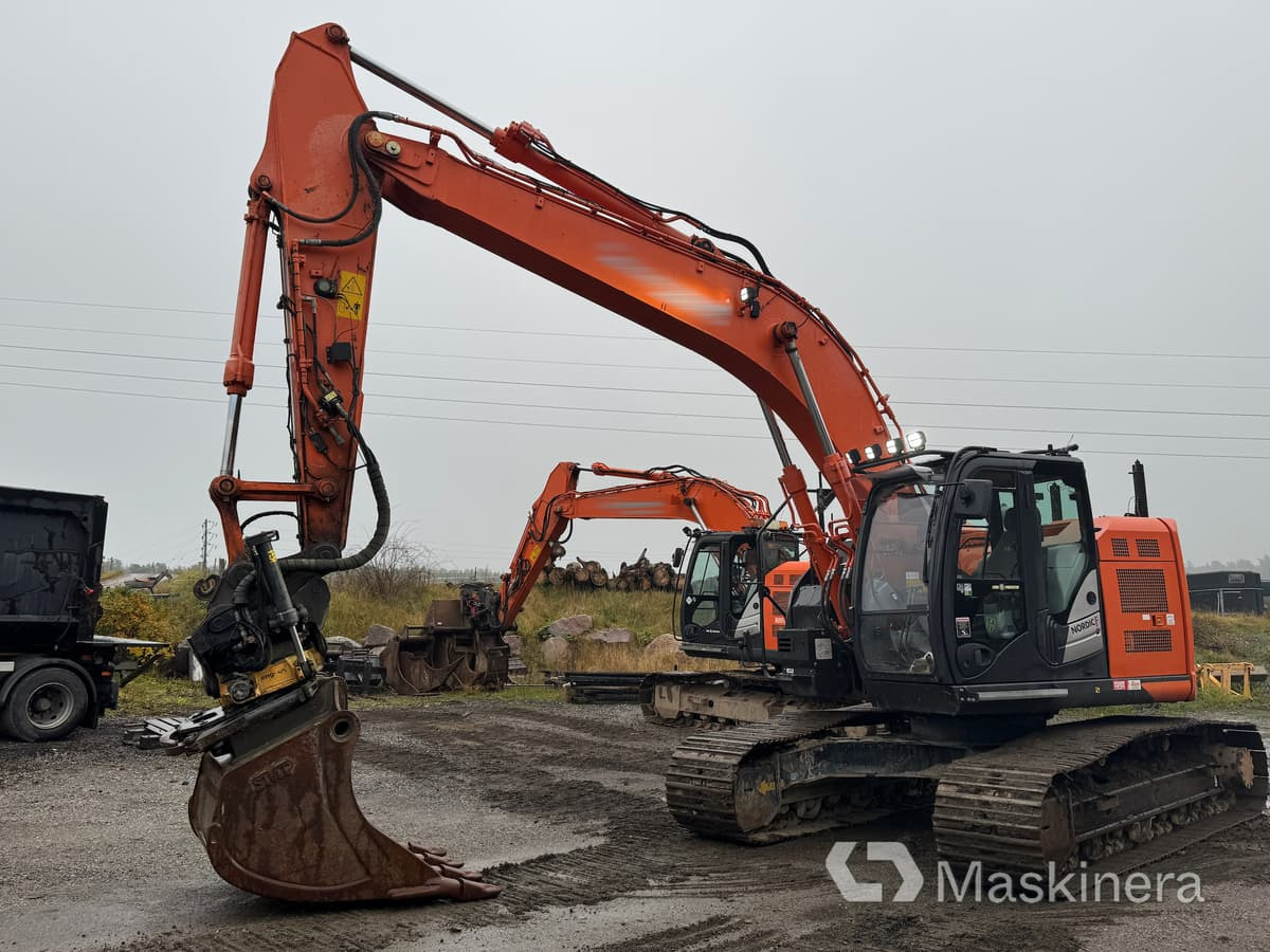 Grävmaskin Hitachi ZX225USLC-6 - Pelle sur chenille: photos 1 Grävmaskin Hitachi ZX225USLC-6 - Pelle sur chenille: photos 1