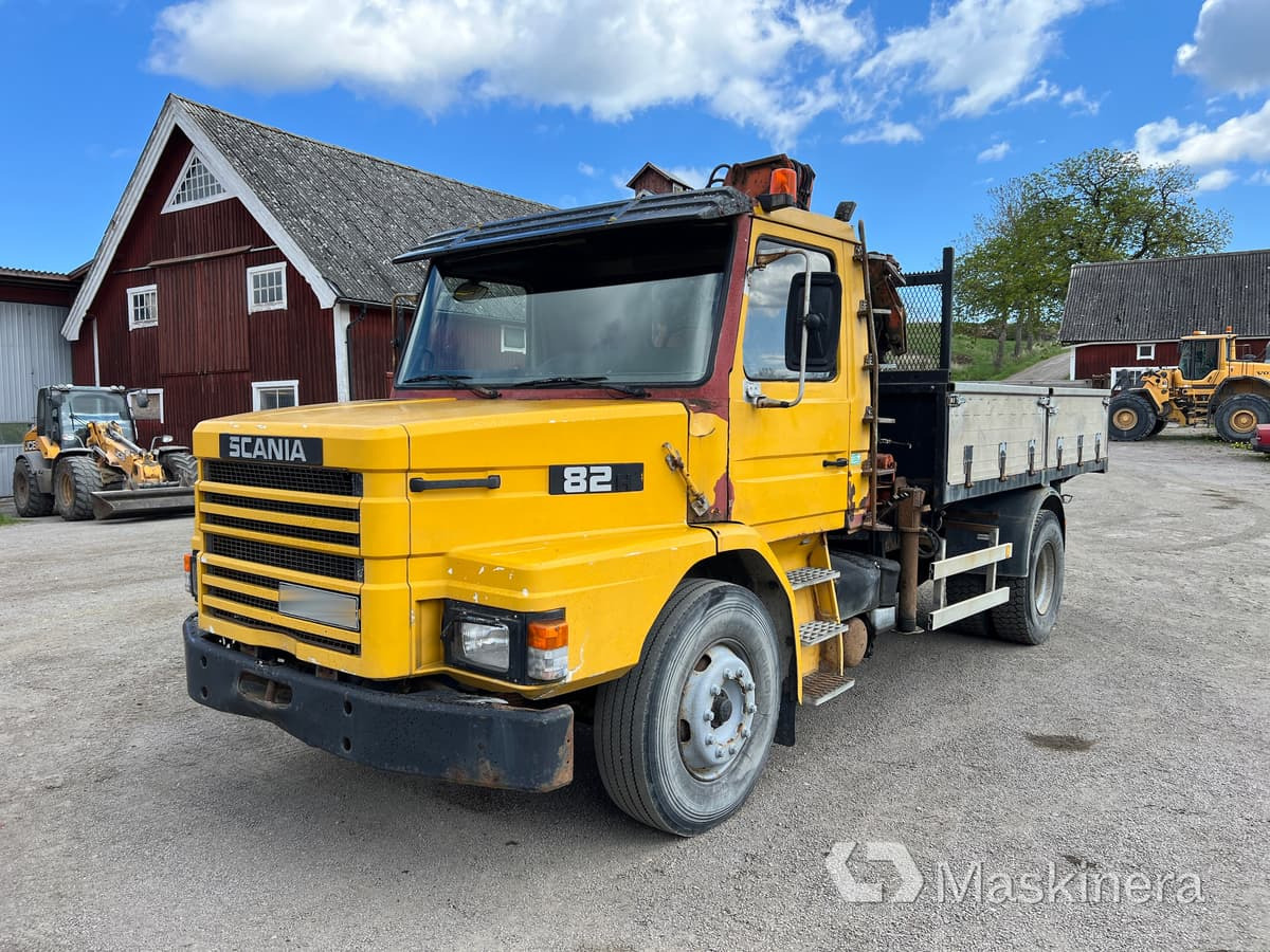 Scania T82HL4X2LS46KK Kran / tippbil Scania 82H - Camion benne, Camion grue: photos 1 Scania T82HL4X2LS46KK Kran / tippbil Scania 82H - Camion benne, Camion grue: photos 1