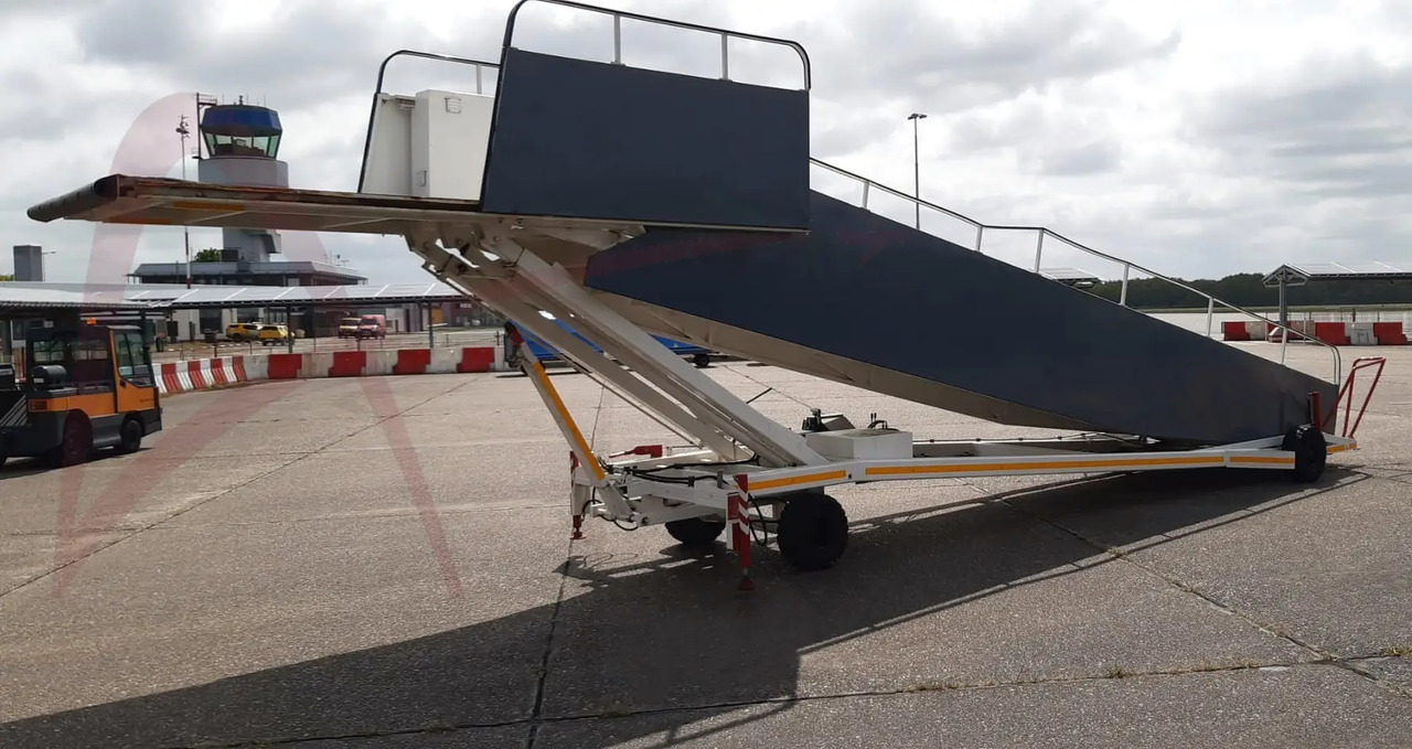 AMSS SKYWAY 96-232 - Escalier d'embarquement: photos 1 AMSS SKYWAY 96-232 - Escalier d'embarquement: photos 1