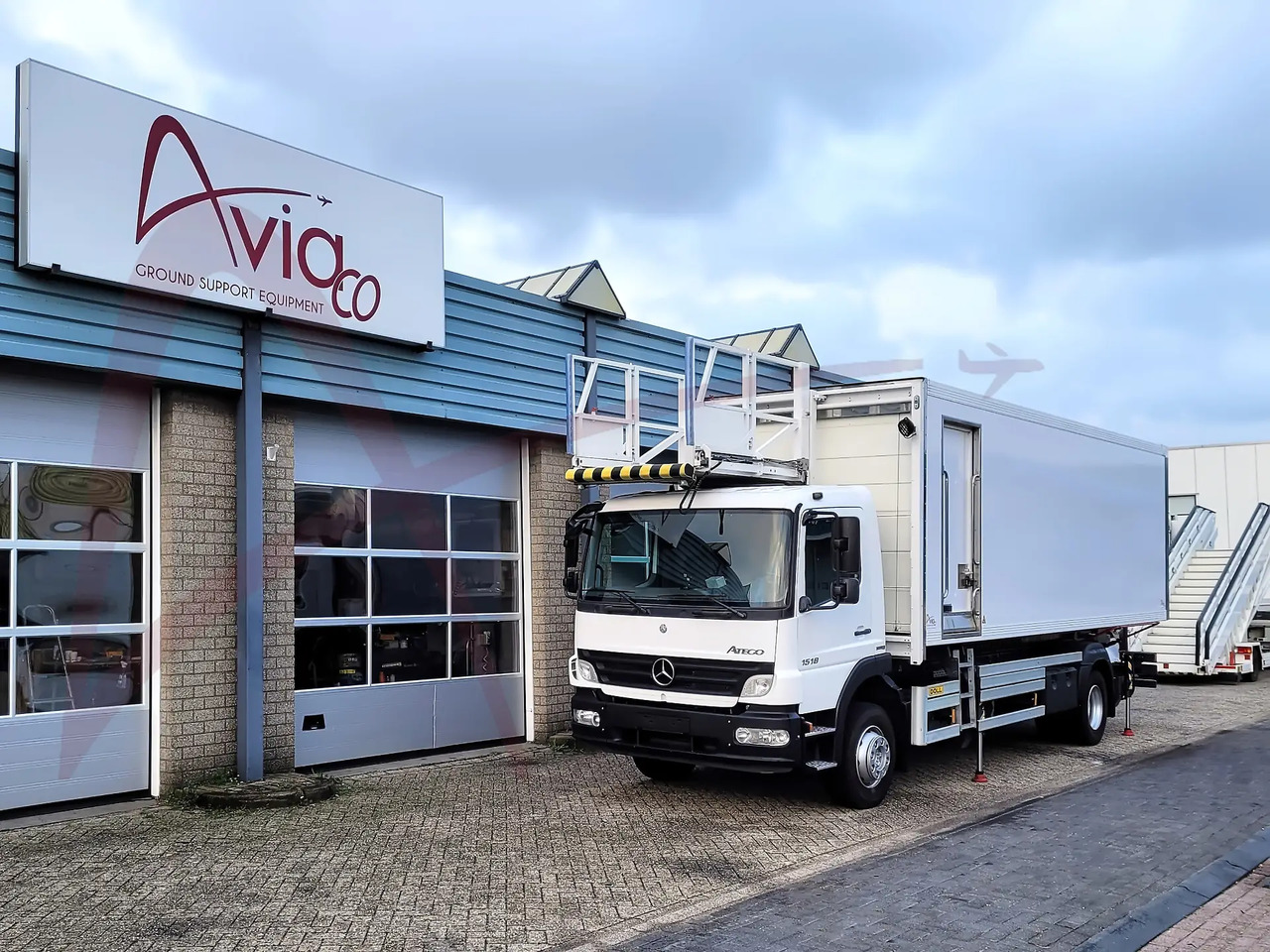 DOLL X-CAT U79.15S045.00 - Camion de catering: photos 5 DOLL X-CAT U79.15S045.00 - Camion de catering: photos 5